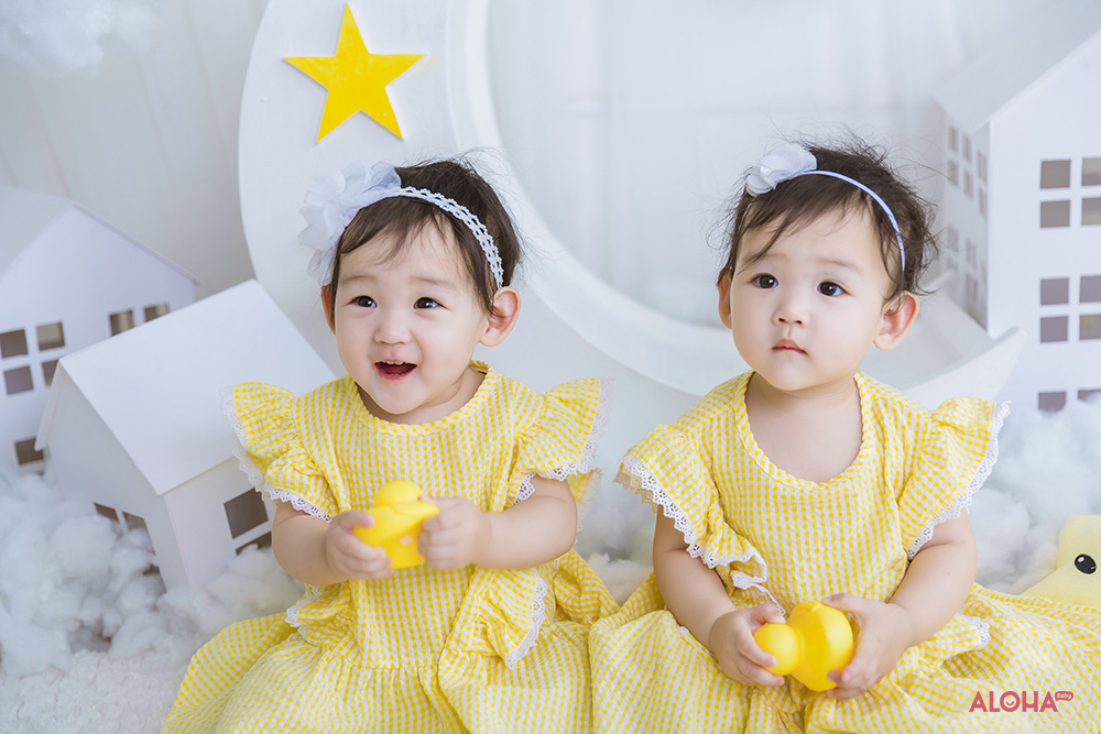 Album ảnh bé sinh đôi